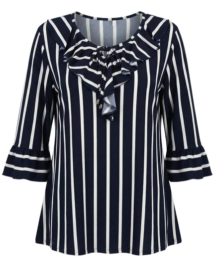 Επίσημη ριγέ τουνίκ σε μεγάλα μεγέθη με κάθετες λευκές ρίγες, διακοσμητικά βολάν στο λαιμό και μανίκια καμπάνα. Ολόσωμη μπροστινή λήψη σε λευκό φόντο.