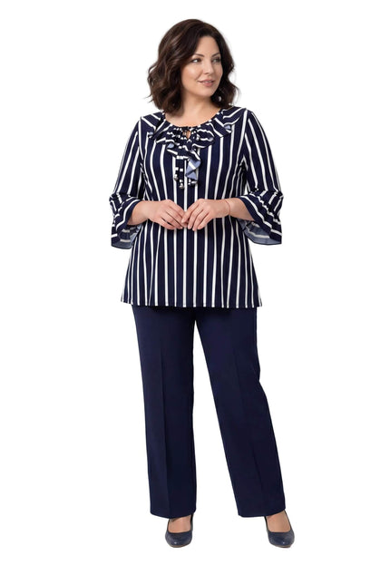 Επίσημη ριγέ τουνίκ σε μεγάλα μεγέθη με κορδόνια και βολάν στο ντεκολτέ. Ολόσωμη φωτογραφία που αναδεικνύει την εβαζέ γραμμή και τα μανίκια 7/8 σε λευκό φόντο.