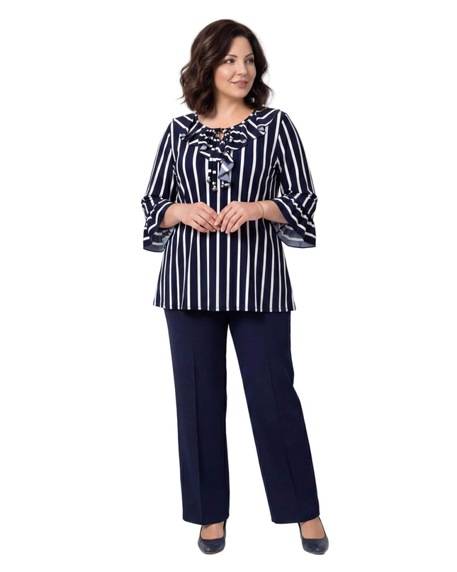 Επίσημη ριγέ τουνίκ σε μεγάλα μεγέθη με κορδόνια και βολάν στο ντεκολτέ. Ολόσωμη φωτογραφία που αναδεικνύει την εβαζέ γραμμή και τα μανίκια 7/8 σε λευκό φόντο.