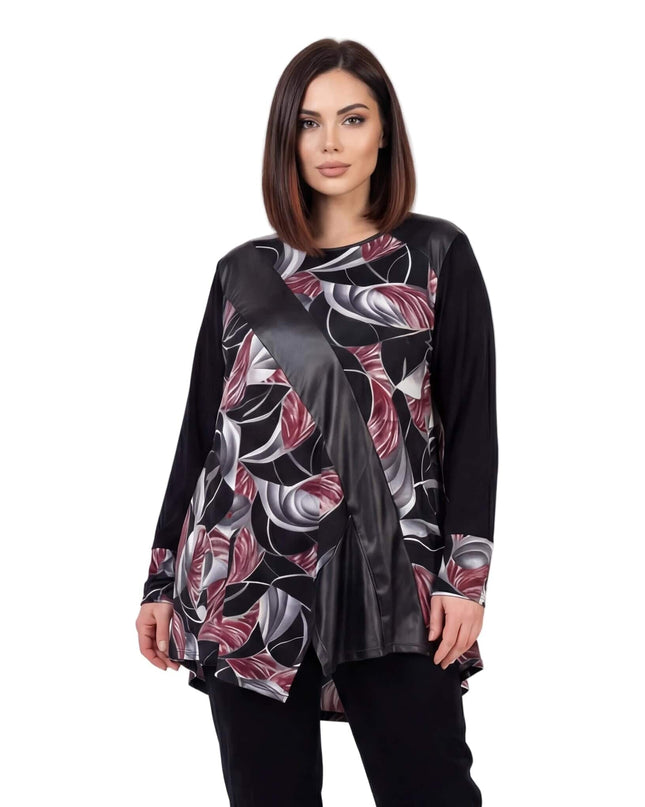 Επίσημη ριχτή τουνίκ plus size σε μαύρο χρώμα, με εμπριμέ μοτίβο και διαγώνια λεπτομέρεια δερματίνης, σε μπροστινή όψη.