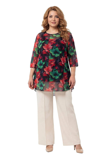 Επίσημη ριχτή τουνίκ δύο τεμαχίων plus size από αέρινο σιφόν με πολύχρωμα μοτίβα φύλλων, σε ολόσωμη λήψη με μπεζ παντελόνι.