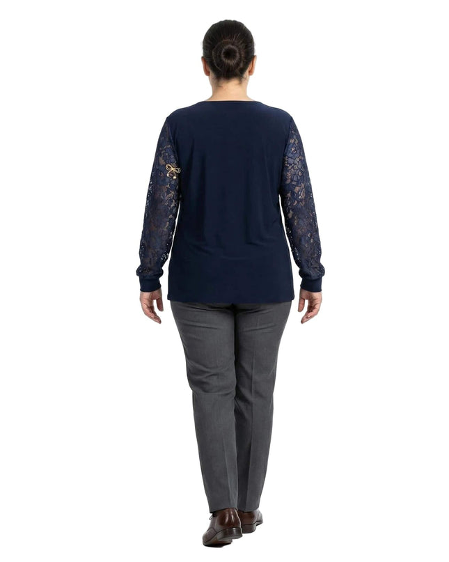 Επίσημη σκούρα μπλε τουνίκ με δαντελένια μανίκια για μεγάλα μεγέθη, σε ολόσωμη λήψη από την πίσω όψη που δείχνει την άνετη γραμμή.