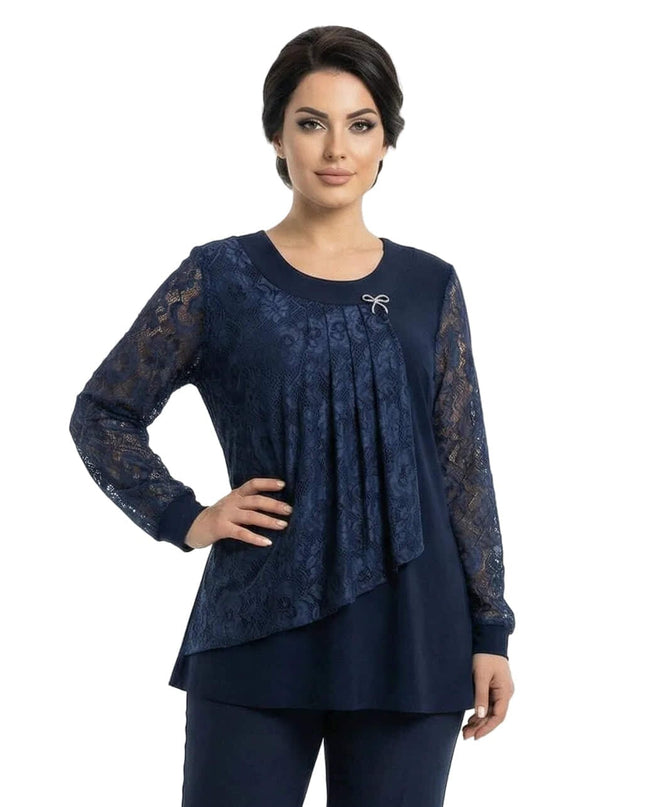 Επίσημη σκούρα μπλε τουνίκ για μεγάλα μεγέθη, με φλοράλ δαντέλα στα μανίκια και στο μπούστο και διακοσμητική καρφίτσα, σε μπροστινή λήψη.