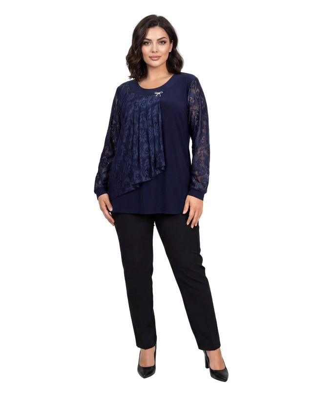 Σκούρα μπλε επίσημη τουνίκ με δαντελένια μανίκια και ασύμμετρο σχέδιο, σε μεγάλα μεγέθη. Ολόσωμη λήψη σε λευκό φόντο που δείχνει την καρφίτσα στο ντεκολτέ.