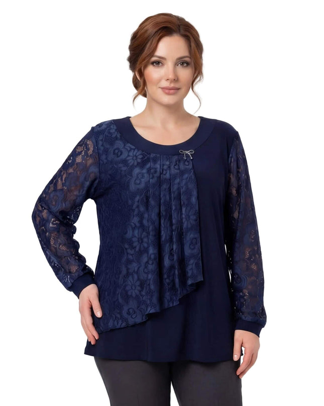 Επίσημη σκούρα μπλε τουνίκ με ασύμμετρη δαντέλα και καρφίτσα για μεγάλα μεγέθη, φωτογραφημένη από μπροστά σε λευκό φόντο.