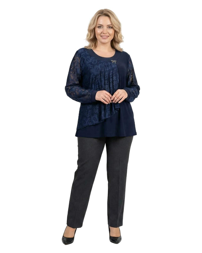 Επίσημη σκούρα μπλε τουνίκ με δαντέλα και καρφίτσα σε ολόσωμη λήψη. Κομψό σχέδιο για μεγάλα μεγέθη με δαντελένια μανίκια και άνετη εβαζέ γραμμή.