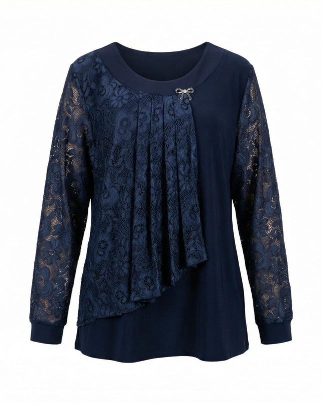 Επίσημη σκούρα μπλε τουνίκ plus size με δαντελένια μανίκια και ασύμμετρο πάνελ δαντέλας μπροστά. Διαθέτει διακοσμητική καρφίτσα φιόγκο στο ντεκολτέ, σε λευκό φόντο.