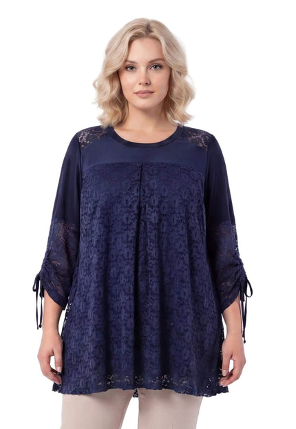 Επίσημη σκούρα μπλε τουνίκ plus size με κομψή φλοράλ δαντέλα και κορδόνια στα μανίκια, σε λευκό φόντο.