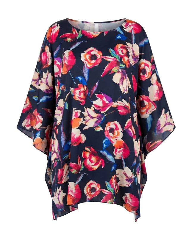 Επίσημη σκούρο μπλε φλοράλ τουνίκ πόντσο για μεγάλα μεγέθη, με φαρδιά ντραπέ μανίκια και ασύμμετρο τελείωμα, παρουσιασμένη σε λευκό φόντο.