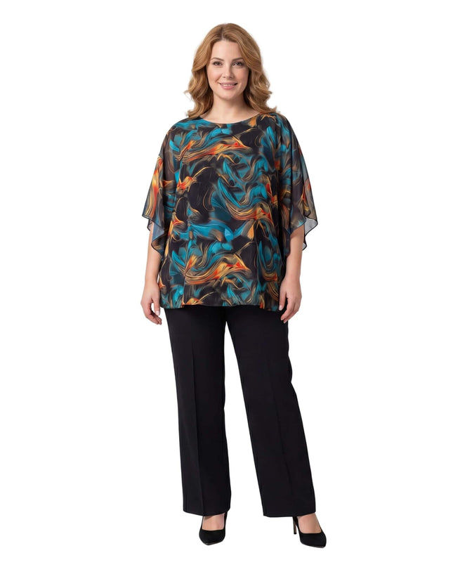 Επίσημη τουνίκ από σιφόν με αφηρημένο σχέδιο και φαρδιά μανίκια πεταλούδα για μεγάλα μεγέθη, σε ολόσωμη λήψη μπροστά.