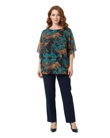 Επίσημη τουνίκ από σιφόν σε μεγάλα μεγέθη με πολύχρωμο αφηρημένο σχέδιο. Ολόσωμη λήψη σε λευκό φόντο που αναδεικνύει τα μανίκια πεταλούδα και την εβαζέ γραμμή.