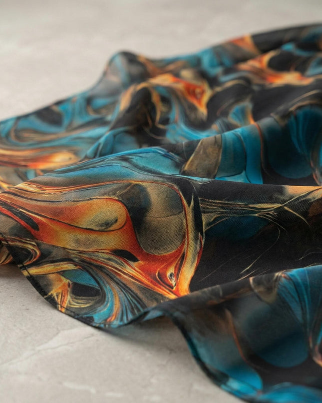 Κοντινή λεπτομέρεια υφάσματος από επίσημη τουνίκ σιφόν για μεγάλα μεγέθη, που αναδεικνύει το αφηρημένο σχέδιο με τυρκουάζ και πορτοκαλί νερά σε μαύρη βάση.