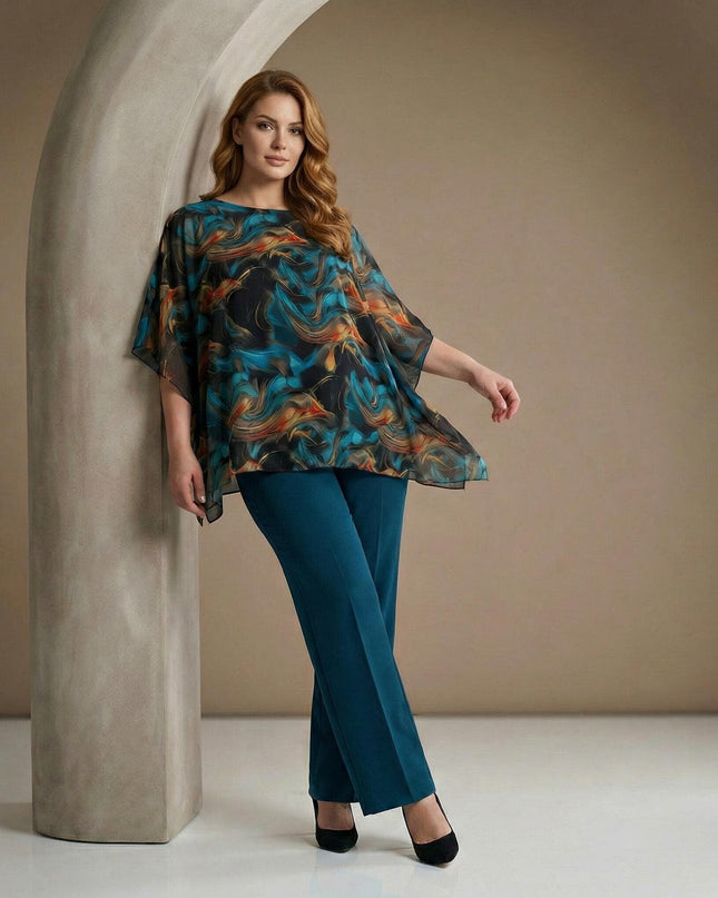 Επίσημη τουνίκ από σιφόν σε μεγάλα μεγέθη με αφηρημένο σχέδιο σε τυρκουάζ και πορτοκαλί, σε ολόσωμη λήψη μοντέλου που αναδεικνύει τα μανίκια πεταλούδα.