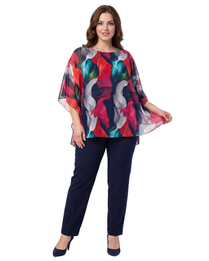 Επίσημη τουνίκ από σιφόν σε μεγάλα μεγέθη με πολύχρωμο αφηρημένο σχέδιο και φαρδιά μανίκια. Ολόσωμη λήψη που αναδεικνύει την αέρινη εφαρμογή σε λευκό φόντο.