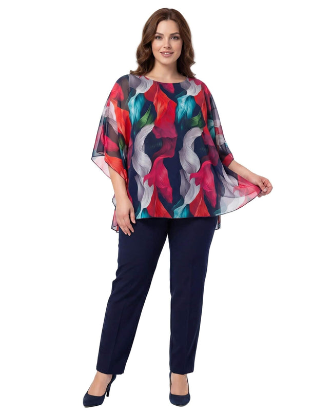 Επίσημη τουνίκ από σιφόν σε μεγάλα μεγέθη με πολύχρωμο αφηρημένο σχέδιο και φαρδιά μανίκια. Ολόσωμη λήψη που αναδεικνύει την αέρινη εφαρμογή σε λευκό φόντο.