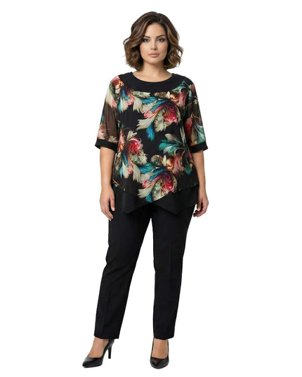 Επίσημη τουνίκ σε μεγάλα μεγέθη με ασύμμετρο πολύχρωμο σιφόν και μανίκια από τούλι, σε ολόσωμη λήψη.