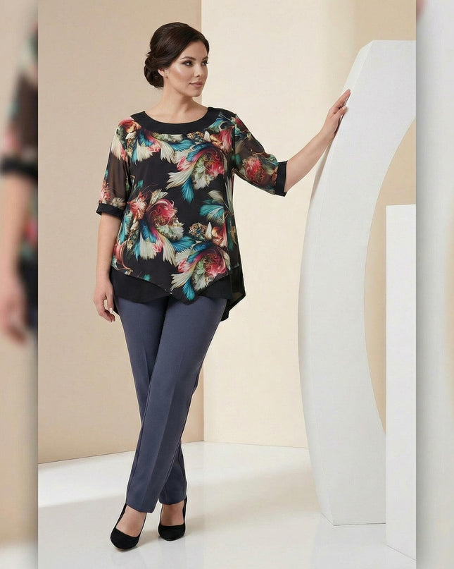 Ολόσωμη λήψη μοντέλου με επίσημη τουνίκ σε μεγάλα μεγέθη, διακοσμημένη με ασύμμετρο φλοράλ σιφόν και μανίκια από φίνο τούλι.