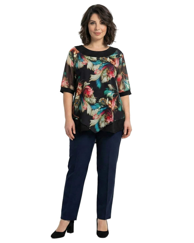 Επίσημη τουνίκ με ασύμμετρο πολύχρωμο σιφόν και μανίκια από τούλι για μεγάλα μεγέθη, σε ολόσωμη λήψη που αναδεικνύει το σχέδιο.