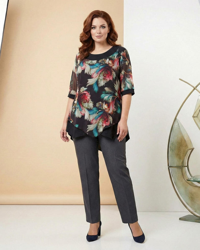 Ολόσωμη λήψη γυναικείας τουνίκ σε μεγάλα μεγέθη, με μαύρη βάση, ασύμμετρο πολύχρωμο σιφόν και μανίκια από φίνο τούλι.