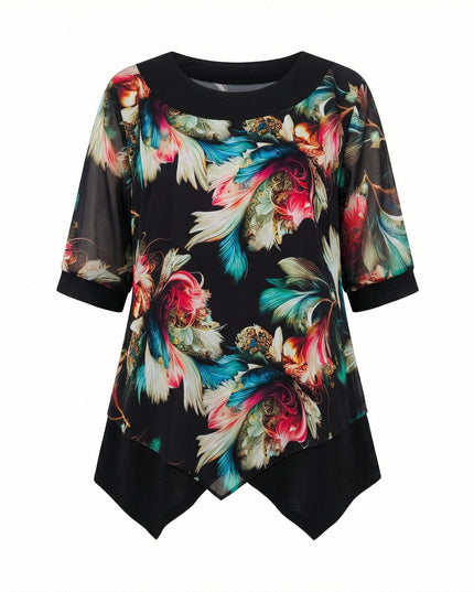 Επίσημη τουνίκ σε μεγάλα μεγέθη με μαύρη βάση, ασύμμετρο σιφόν με έντονα πολύχρωμα μοτίβα και μανίκια από τούλι, φωτογραφημένη σε λευκό φόντο.