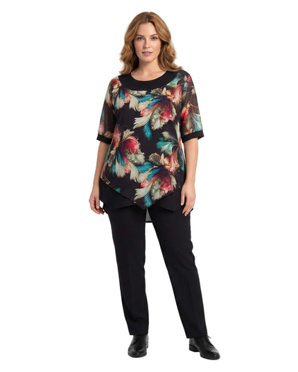 Επίσημη τουνίκ σε μεγάλα μεγέθη με ασύμμετρο πολύχρωμο σιφόν και λεπτομέρειες από τούλι στα μανίκια, σε ολόσωμη λήψη.