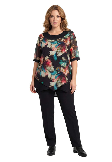 Επίσημη τουνίκ σε μεγάλα μεγέθη με ασύμμετρο πολύχρωμο σιφόν και λεπτομέρειες από τούλι στα μανίκια, σε ολόσωμη λήψη.