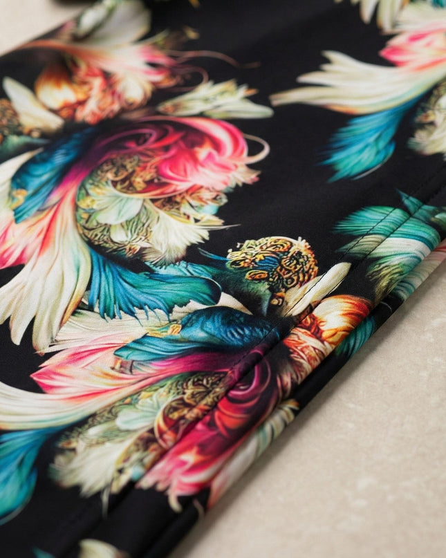 Κοντινή λεπτομέρεια του υφάσματος που αναδεικνύει το πολύχρωμο μοτίβο σε μαύρο φόντο της επίσημης τουνίκ με σιφόν για μεγάλα μεγέθη.