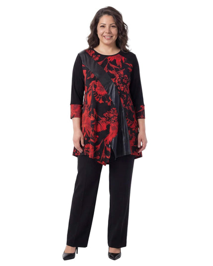Επίσημη μαύρη τουνίκ σε μεγάλα μεγέθη με κόκκινα φλοράλ σχέδια και διαγώνια λεπτομέρεια από δερματίνη, σε ολόσωμη λήψη μπροστά.