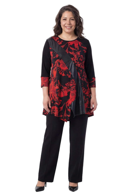 Επίσημη μαύρη τουνίκ σε μεγάλα μεγέθη με κόκκινα φλοράλ σχέδια και διαγώνια λεπτομέρεια από δερματίνη, σε ολόσωμη λήψη μπροστά.