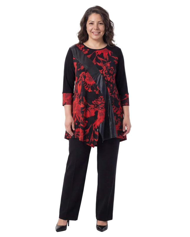 Επίσημη μαύρη τουνίκ σε μεγάλα μεγέθη με κόκκινα φλοράλ σχέδια και διαγώνια λεπτομέρεια από δερματίνη, σε ολόσωμη λήψη μπροστά.