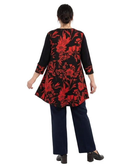 Επίσημη τουνίκ σε μαύρο χρώμα με κόκκινα φλοράλ μοτίβα, πίσω όψη που αναδεικνύει τη ριχτή γραμμή, ιδανική για μεγάλα μεγέθη.