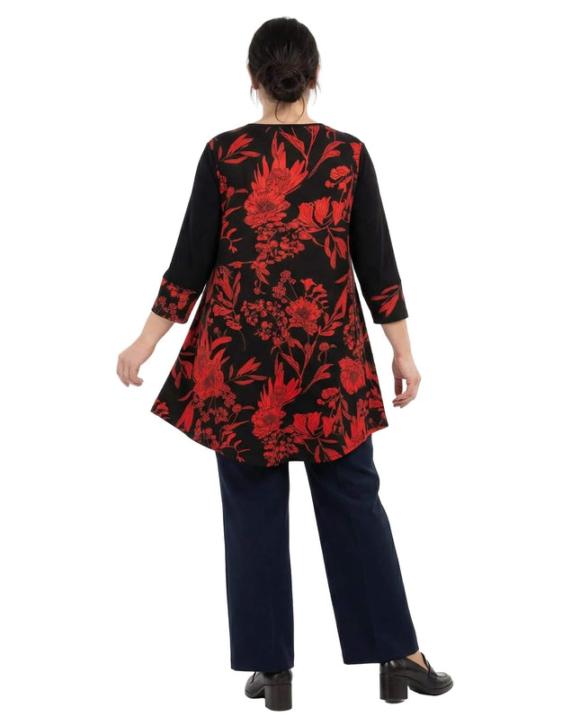 Επίσημη τουνίκ σε μαύρο χρώμα με κόκκινα φλοράλ μοτίβα, πίσω όψη που αναδεικνύει τη ριχτή γραμμή, ιδανική για μεγάλα μεγέθη.