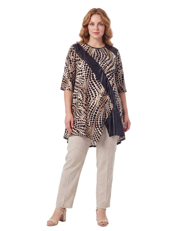 Ολόσωμη λήψη σε λευκό φόντο: Επίσημη τουνίκ μεγάλα μεγέθη με λεοπάρ σχέδιο, 3/4 μανίκια και εντυπωσιακή διαγώνια φάσα από οικολογικό δέρμα.