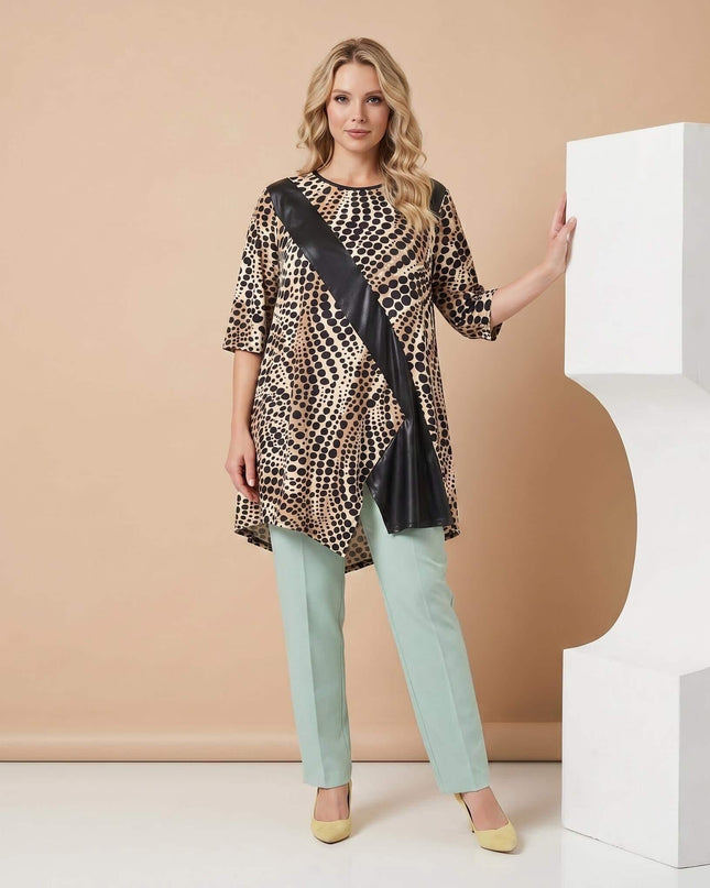 Επίσημη τουνίκ μεγάλα μεγέθη σε ολόσωμη λήψη. Εντυπωσιακό λεοπάρ σχέδιο με ασύμμετρο τελείωμα και διαγώνια φάσα από οικολογικό δέρμα.