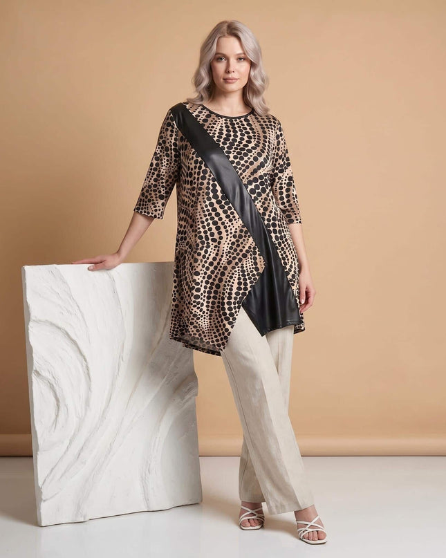 Ολόσωμη λήψη: Επίσημη τουνίκ σε μεγάλα μεγέθη με εντυπωσιακό λεοπάρ σχέδιο, ασύμμετρο τελείωμα και διαγώνια φάσα από οικολογικό δέρμα.