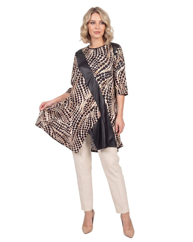 Ολόσωμη λήψη γυναίκας που φοράει επίσημη εβαζέ τουνίκ, μεγάλα μεγέθη, με λεοπάρ πριντ και διαγώνια φάσα από οικολογικό δέρμα, σε λευκό φόντο.