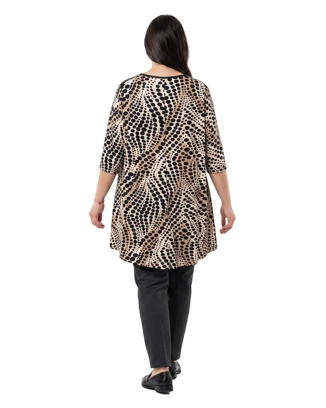 Πίσω όψη της κομψής επίσημης τουνίκ σε μεγάλα μεγέθη, που αναδεικνύει το εντυπωσιακό λεοπάρ πριντ και την άνετη εβαζέ γραμμή με 3/4 μανίκια.
