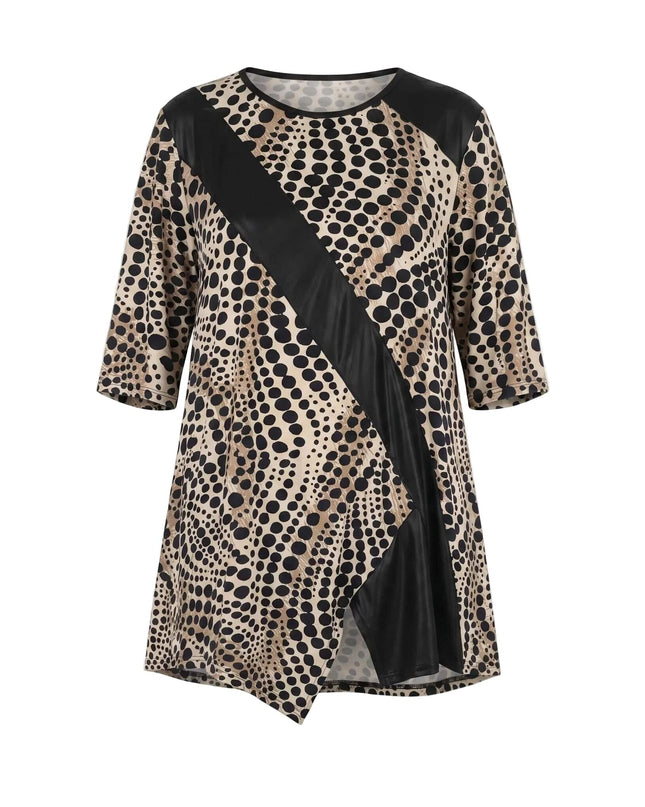 Γυναικεία επίσημη τουνίκ μεγάλα μεγέθη σε μπροστινή όψη σε λευκό φόντο. Ξεχωρίζει το λεοπάρ μοτίβο και η διαγώνια φάσα από μαύρο οικολογικό δέρμα.