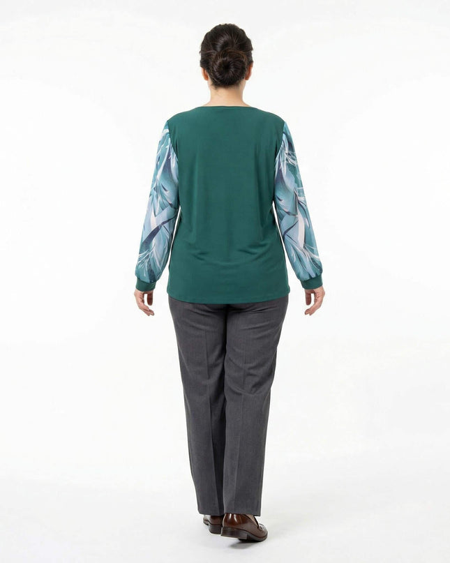 Επίσημη τουνίκ μεγάλα μεγέθη σε λαδί χρώμα, σε ολόσωμη λήψη από την πίσω πλευρά που αναδεικνύει την άνετη εφαρμογή και τα εμπριμέ σιφόν μανίκια.