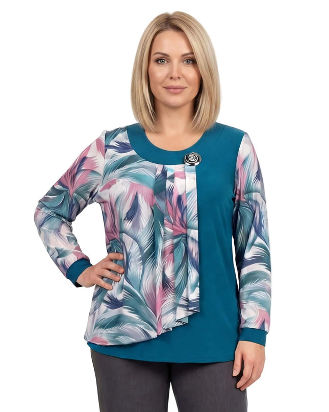 Επίσημη τουνίκ σε πετρόλ χρώμα για μεγάλα μεγέθη, με αέρινο εμπριμέ σιφόν και διακοσμητική καρφίτσα στο ντεκολτέ, σε μπροστινή λήψη.