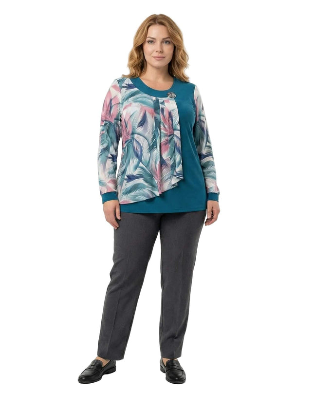 Επίσημη τουνίκ πετρόλ σε μεγάλα μεγέθη με αέρινο σιφόν και καρφίτσα στο ντεκολτέ. Ολόσωμη λήψη που αναδεικνύει το ασύμμετρο φλοράλ σχέδιο και την άνετη εβαζέ γραμμή.