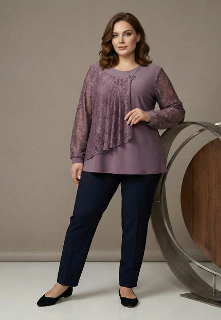 Ολόσωμη λήψη γυναικείας τουνίκ plus size σε χρώμα σάπιο μήλο, με δαντελένια μανίκια και διακοσμητική καρφίτσα στο ντεκολτέ, φορεμένη από μοντέλο.