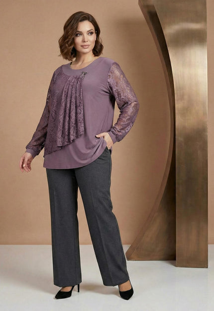 Επίσημη γυναικεία τουνίκ plus size σε απόχρωση σάπιο μήλο, με δαντελένια μανίκια και διακοσμητική καρφίτσα στο ντεκολτέ, σε ολόσωμη λήψη.