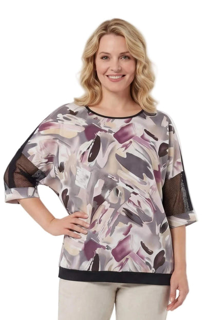 Επίσημη τουνίκ plus size με αφηρημένο πολύχρωμο μοτίβο και λεπτομέρειες από μαύρο δίχτυ στα μανίκια. Μπροστινή όψη.