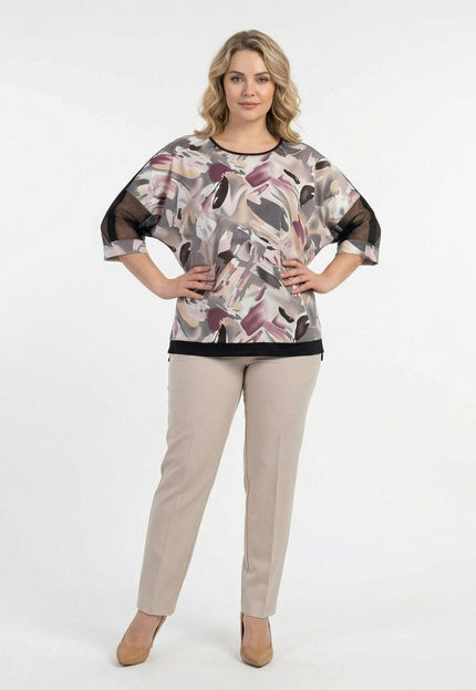 Ολόσωμη λήψη σε λευκό φόντο, με επίσημη plus size τουνίκ που διαθέτει αφηρημένο μοτίβο και μανίκια με δίχτυ.
