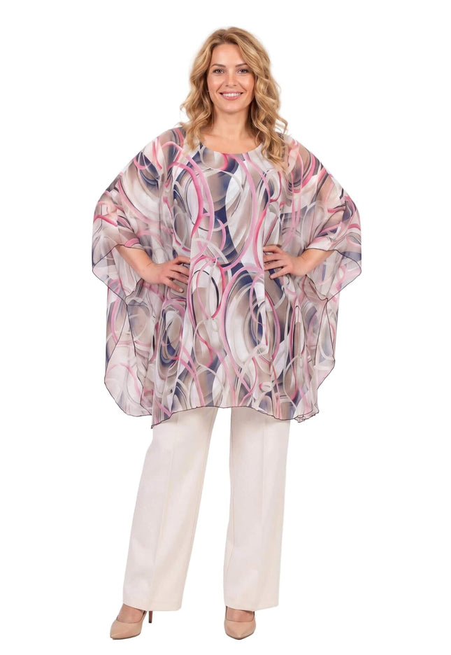 Επίσημη τουνίκ πόντσο μεγάλα μεγέθη από αέρινο σιφόν με πολύχρωμο αφηρημένο μοτίβο. Ολόσωμη λήψη μοντέλου σε λευκό φόντο.