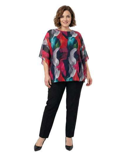 Επίσημη τουνίκ από σιφόν σε μεγάλα μεγέθη με πολύχρωμο αφηρημένο σχέδιο και φαρδιά μανίκια, φωτογραφημένη σε ολόσωμη λήψη σε λευκό φόντο.