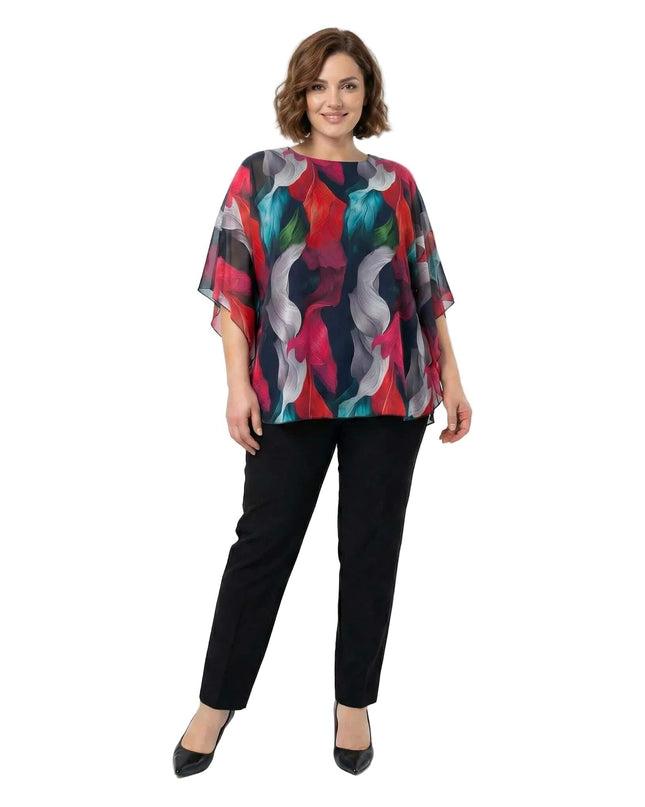 Επίσημη τουνίκ από σιφόν σε μεγάλα μεγέθη με πολύχρωμο αφηρημένο σχέδιο και φαρδιά μανίκια, φωτογραφημένη σε ολόσωμη λήψη σε λευκό φόντο.