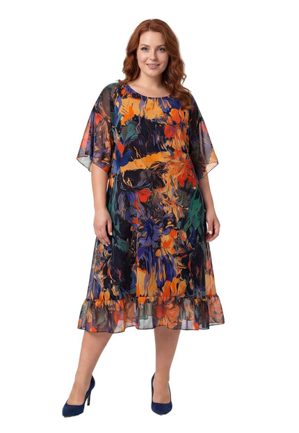 Επίσημο αέρινο εβαζέ φόρεμα σιφόν με χρωματιστό σχέδιο για μεγάλα μεγέθη, σε ολόσωμη λήψη μπροστά που αναδεικνύει τα φαρδιά μανίκια και το βολάν στο τελείωμα.