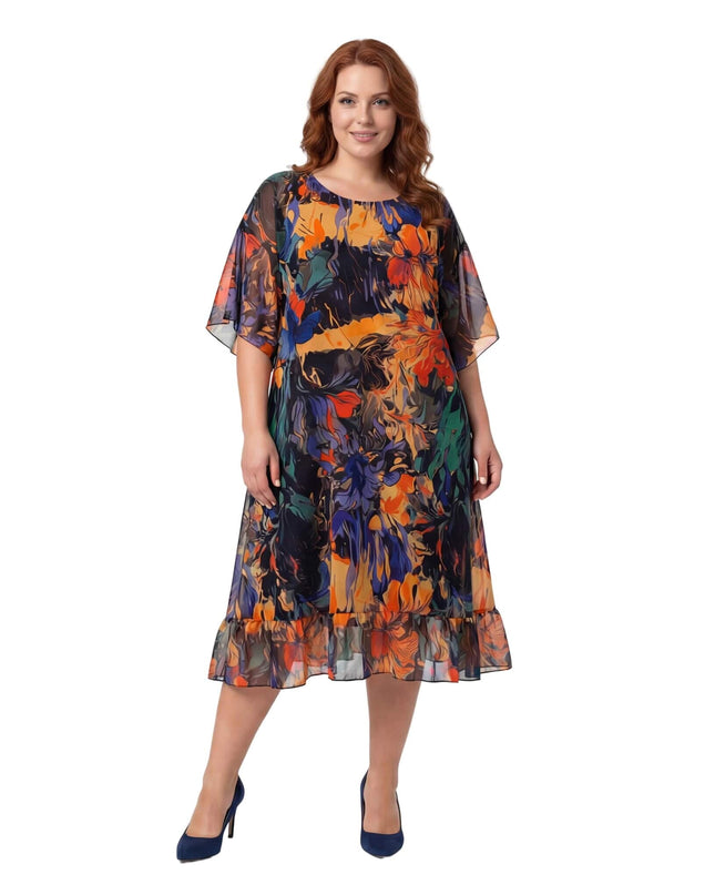 Επίσημο αέρινο εβαζέ φόρεμα σιφόν με χρωματιστό σχέδιο για μεγάλα μεγέθη, σε ολόσωμη λήψη μπροστά που αναδεικνύει τα φαρδιά μανίκια και το βολάν στο τελείωμα.